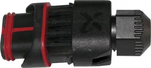 Schwarzer Kabel Gegenstecker mit roten Akzenten, passend für die Magna-Pumpe der Marke Wolf. Sichtbare Anschlüsse und Designstruktur für funktionalen Einsatz.
